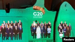 G20网路峰会的合照投射在东道国沙特阿拉伯的萨尔瓦宫墙壁上。2020年11月20日图片。