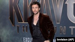 ແອຣອນ ທາຍເລີຣ໌ ນັກສະແດງນຳຂອງຮູບເງົາເລື້ອງ "Kraven the Hunter" ຮ່ວມການສາຍຮອບປະຖົມະເລີກທີ່ໂຮງມະຫໍລະສົບ AMC Lincoln Square ຢູ່ນະຄອນນິວຢອກ ເມື່ອວັນທີ 10 ທັນວາ 2024.