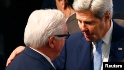 美國國務卿克里（右）與德國外長施泰因邁爾在慕尼黑北約安全會議上交談 （2016年2月13日）