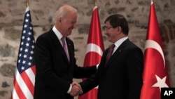 美國副總統拜登（左）星期五在伊斯坦布爾會晤了土耳其總理達武特奧盧。