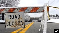Знак «Дорога закрыта», размещенный из-за наводнения в Луисвилле, штат Кентукки, 16 февраля 2025