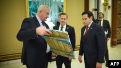 اندری سبیها (چپ) وزیر خارجۀ اوکراین با مارکو روبیو (راست) وزیر خارجه و مایک والتز، مشاور امنیت ملی ایالات متحده در شهر جده، عربستان سعودی