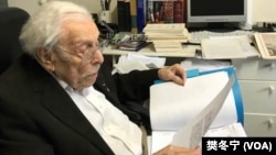 百歲議員伍爾夫(Lester Wolff)翻閱制定《台灣關係法》當時珍貴歷史文件(2019年，樊冬寧攝)