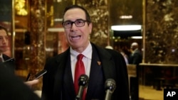 川普提名高盛前合夥人斯蒂芬姆欽擔任下任財長。圖為姆欽11月30日抵紐約川普大樓。