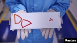 2023年10月19日韩国瑞山市电动汽车电池工厂一名员工展示电动汽车电池