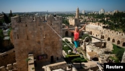 一名美國人在耶路撒冷舊城兩座塔樓之間走繩索（資料圖片）