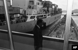 ແຟ້ມພາາບ - ປະທານາທິບໍດີ ຈິມມີ ຄາຣ໌ເຕີສ ກຳລັງຊົມການກໍ່ສ້າງຄອງປານາມາ ເມື່ອວັນທີ 17 ມິຖຸນາ 1978. (AP Photo/Tasnadi, File)