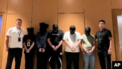 2023年6月，缅甸警方在缅甸仰光机场将5名涉嫌电讯和网络诈骗的嫌疑人移交给中国警方。（资料照片）