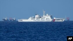 ກຳປັ່ນໜ່ວຍຍາມຝັ່ງຂອງຈີນ ແລ່ນຢູ່ຄຽງຂ້າງພວກກຳປັ່ນທະຫານບ້ານຂອງຈີນ ຢູ່ໃກ້ໆກັບເກາະ ທິຕູ, ທີ່ພວກຄົນທ້ອງຖິ່ນເອີ້ນວ່າ ເກາະພາກ-ອາຊາ ໃນວັນພຸດ ທີ 6 ພະຈິກ 2024. (AP Photo/Aaron Favila)