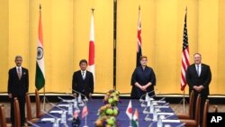 左起：印度外長蘇杰生，日本外相茂木敏充，澳大利亞外長佩恩和美國國務卿蓬佩奧在東京舉行四方會談。 （2020年10月6日）