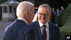 澳大利亞總理阿爾巴尼斯（Anthony Albanese）2023年10月24號到白宮，受到美國總統拜登的迎接。 （美聯社）