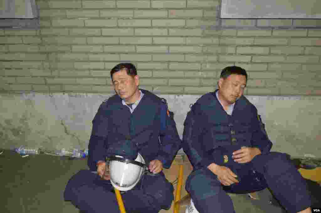 疲憊的防暴警察