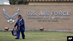 美國從中國武漢撤回的僑民有一部分在德州拉克蘭空軍基地進行防疫隔離。（2020年2月5日） 