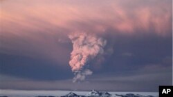 冰島格里姆火山爆發火山灰雲向天噴發