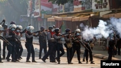 緬甸安全部隊2021年2月28日在仰光街頭鎮壓示威者。