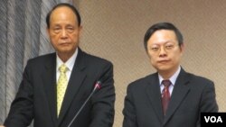 台湾陆委会主委王郁琦(右)星期三在立法院接受质询 （美国之音张永泰拍摄）