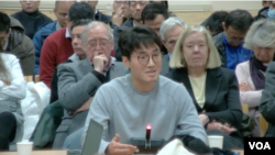 “英國港僑協會”創辦人鄭文傑在聽證會上發言。 (攝影：美國之音鄭樂捷)