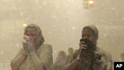 世界貿易中心爆炸現場：人們捂着嘴在烟灰彌漫的街道上奔逃