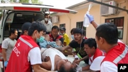 緬甸仰光一名抗議人士被軍警打傷。（2021年3月27日）