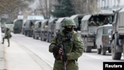 滿載軍人的俄羅斯車隊3月1日在克里米亞的一個烏克蘭邊境哨站外待命。