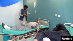 在星期二恐袭中受伤的阿富汗人在医院接受治疗。帕克蒂亚省首府加德兹一个警察训练总部当天遭遇自杀式汽车炸弹和枪手的袭击。