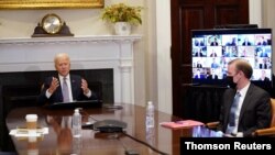 拜登總統在白宮與企業高管進行視象會議。