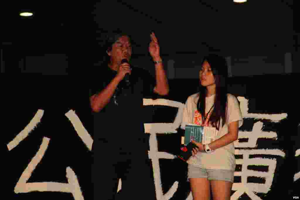 学民思潮在特区政府总部外举行全民共议政改集会(美国之音海彦拍摄)