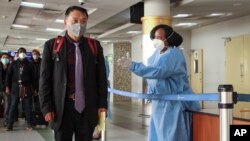 一名由成都乘搭飛機外出的客人﹐機場被檢測。