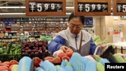 一名顧客在北京一家超市購買蔬菜。 (2024年10月17日)