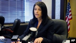 密歇根州總檢察長內塞爾在密歇根州首府蘭辛的一次記者會上講話。(2020年3月5日)