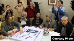 左起：原赵紫阳秘书鲍彤、北大地质系陶世龙、胡耀邦三子胡德华、人民日报陈祖甲、中央党校杜光，后红衣为蒋彦永(微博图片/唐师曾摄)