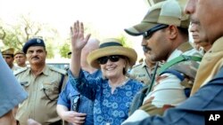 前美国国务卿希拉里·克林顿到达印度拉贾斯坦邦焦特布尔，走出焦特布尔机场时挥手致意（2018年3月13日）