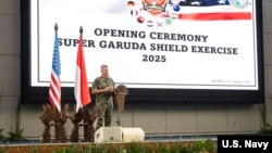 美国印太司令部司令塞缪尔·帕帕罗上将在印度尼西亚雅加达举行的“超级神鹰之盾2025”演习开幕式上发表讲话。(2025年8月25日)