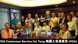 約20位香港法律界人士召開記者會，宣佈發起全球網上聯署，聲援最近被中國當局拘捕的維權律師及維權人士 (攝影﹕美國之音湯惠芸)