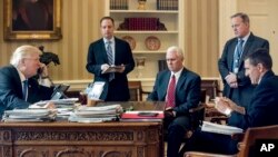 美國總統川普和俄羅斯總統普京通電話，旁觀者從左到有：白宮辦公廳主任普里巴斯，副總統彭斯，白宮發言人斯派塞與總統前國家安全事務助理弗林（2017年1月28日） 