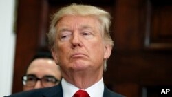 美国总统川普在白宫罗斯福厅参加会议。（2017年10月12日）