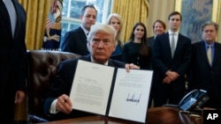 美國總統川普在白宮簽署的第一份行政令。