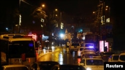 土耳其警察在事發現場附近地區進行搜查