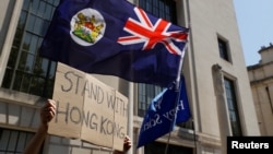 资料照 - 2020 年 7 月 31 日，在中国驻英国伦敦大使馆外抗议香港日益恶化的自由期间，有人挥舞港英时期香港旗帜。
