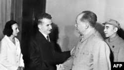 1971年6月，罗马尼亚国务委员会主席尼古拉·齐奥塞斯库和他的夫人埃琳娜在北京受到中国国家主席毛泽东和国防部长林彪的欢迎。