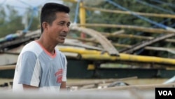 A Nigerien young man injured in an immigration raid shows his wounds at Katangua Market in Lagos.