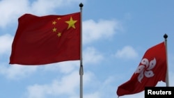 中國國旗與香港特區旗幟。