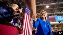 美國民主黨總統候選人希拉里克林頓星期四呼籲美國把追擊伊斯蘭國頭目巴格達迪作為“首要任務。