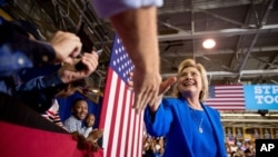 美国民主党总统候选人希拉里克林顿2016年9月8日在北卡罗来纳州夏洛特市的约翰逊史密斯大学的一个集会上。