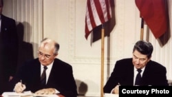 美國與前蘇聯領導人1987年12月8日簽署《中導條約》。(資料圖片)