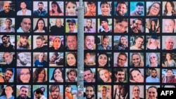 2023年11月25日，以色列和哈馬斯極端分子暫時停火進入第二天，耶路撒冷的一個巨大的展示牌上貼著被哈馬斯抓走的以色列人質的圖片。