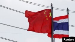 泰国曼谷东部罗勇府泰中罗勇工业区入口处的泰国和中国国旗。（2016年4月7日）