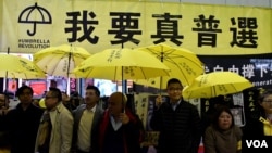 香港 “鳩嗚團”紀念持續抗爭1,500日舉行街頭論壇探討泛民本土大團結。（美國之音湯惠芸拍攝）