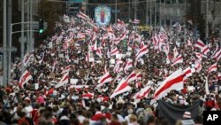 白俄罗斯抗议者在首都明斯克游行集会。(2020年9月6日)