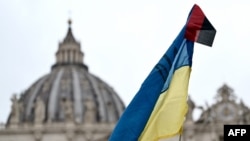 當教宗方濟各在三鐘經禱告期間對群眾演講時，在聖伯多祿廣場見到的烏克蘭旗幟。(2024年3月10日)